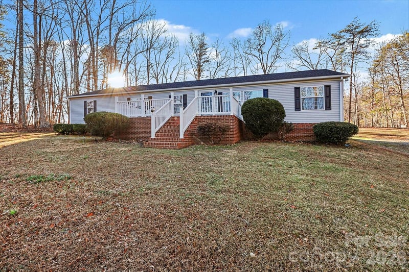 1115 Cross Creek Dr, Walnut Cove, NC 27052