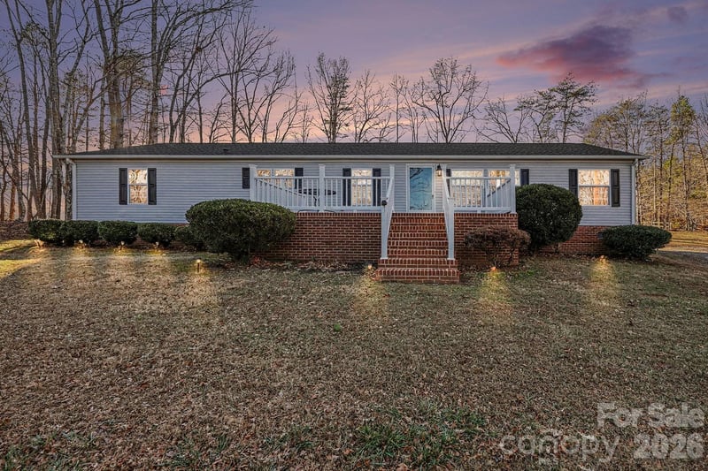 1115 Cross Creek Dr, Walnut Cove, NC 27052