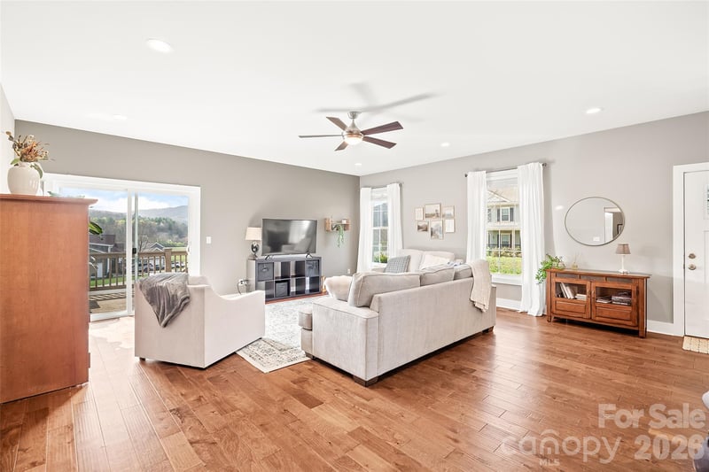 223 River Breeze Ln, Etowah, NC 28729