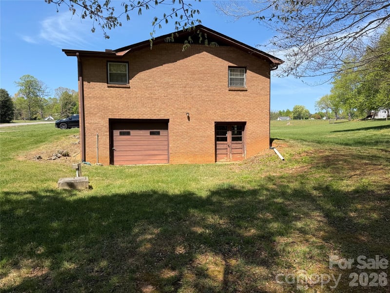 1466 Peaceful Valley Dr, Hickory, NC 28602
