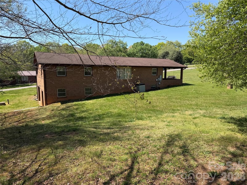 1466 Peaceful Valley Dr, Hickory, NC 28602