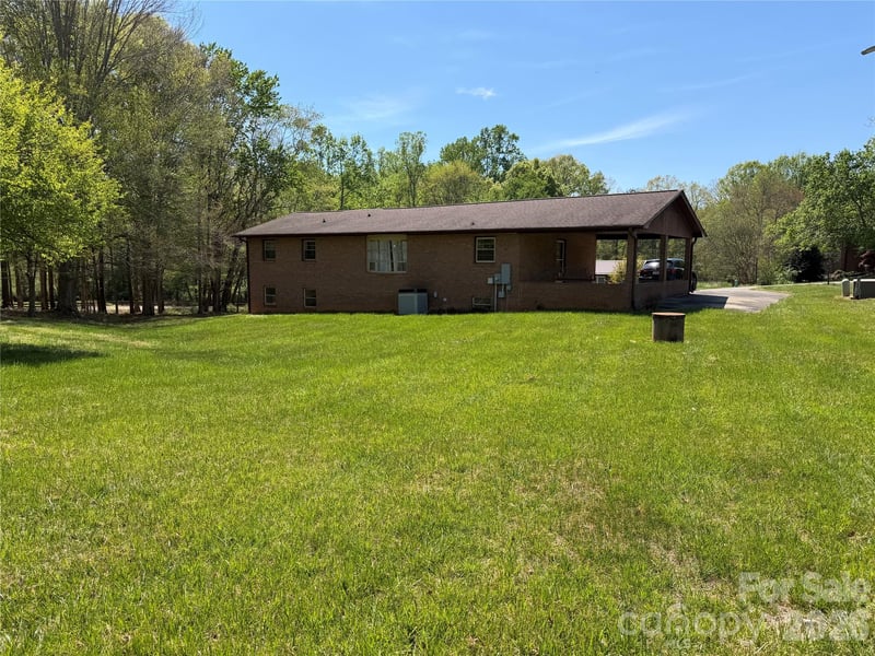1466 Peaceful Valley Dr, Hickory, NC 28602
