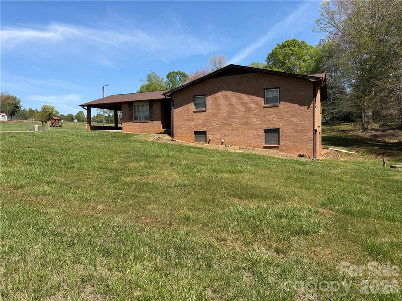 1466 Peaceful Valley Dr, Hickory, NC 28602