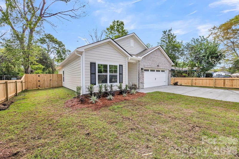 2807 17th Street Ct, Hickory, NC 28601