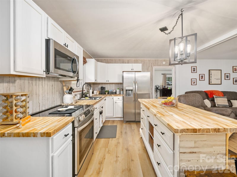 1030 Hughes Gap Rd, Bakersville, NC 28705