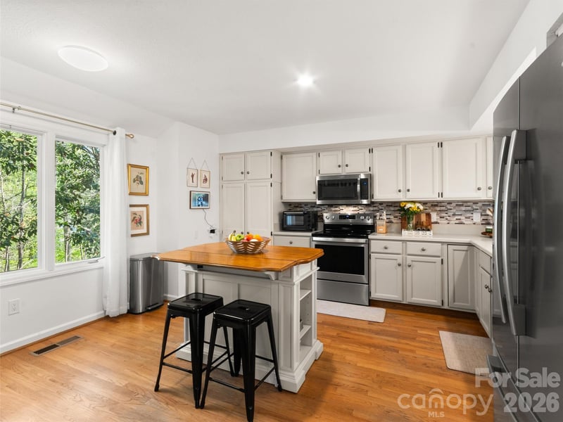 26 Autumn Ridge Ln, Asheville, NC 28803