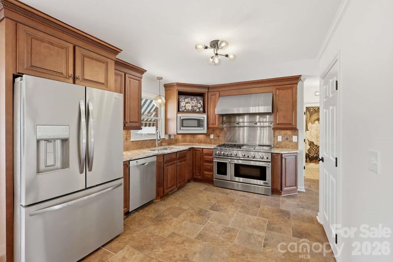 3811 Pinecrest Dr, Hickory, NC 28601