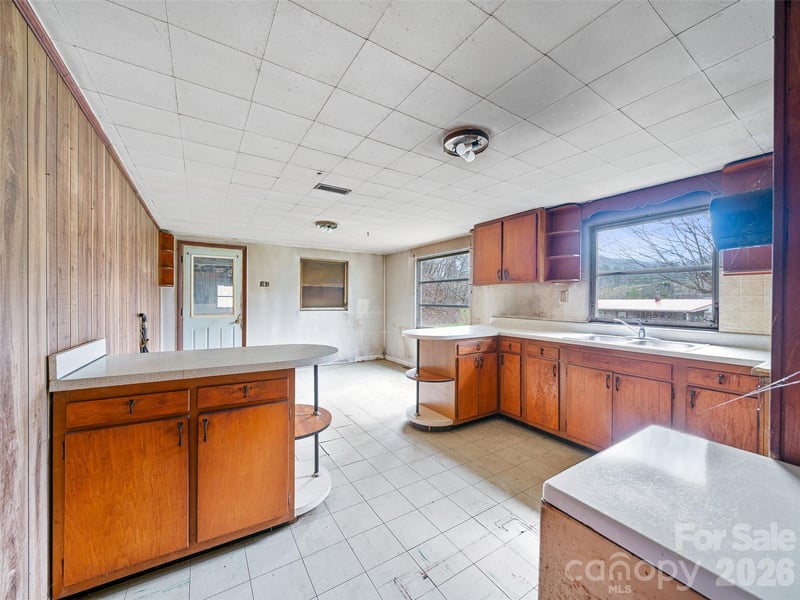 2432 Grapevine Rd, Marshall, NC 28753