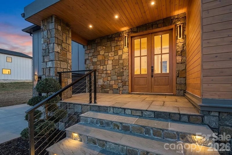 742 New Hope Rd, Flat Rock, NC 28731