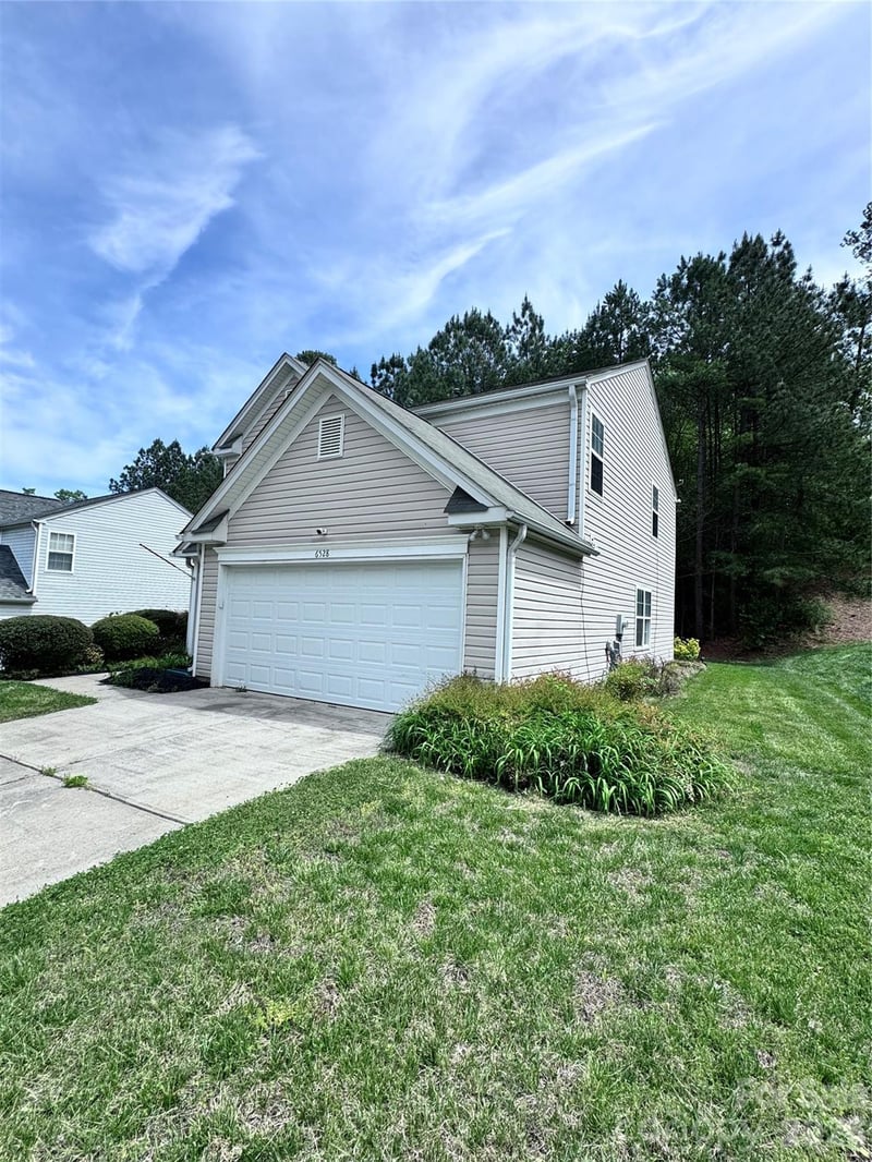 6528 Forest Cross Dr, Charlotte, NC 28216
