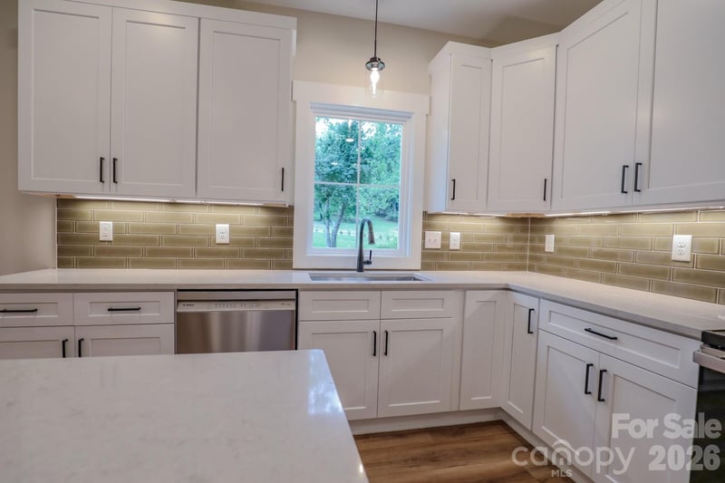 156 Oakdale Dr, Morganton, NC 28655
