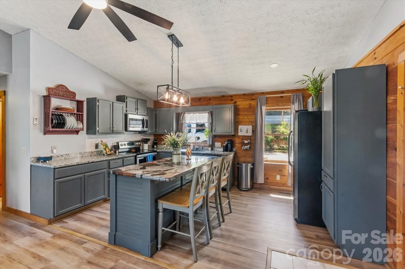 187 Cedarwood Dr, Waynesville, NC 28785