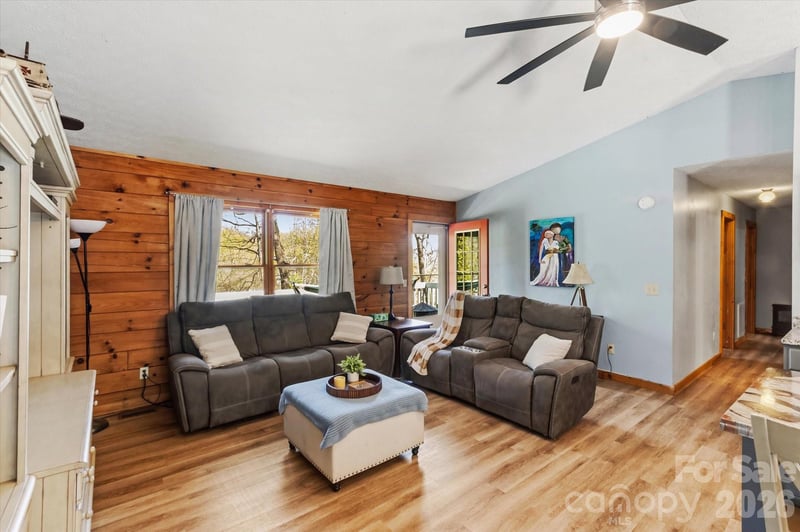 187 Cedarwood Dr, Waynesville, NC 28785
