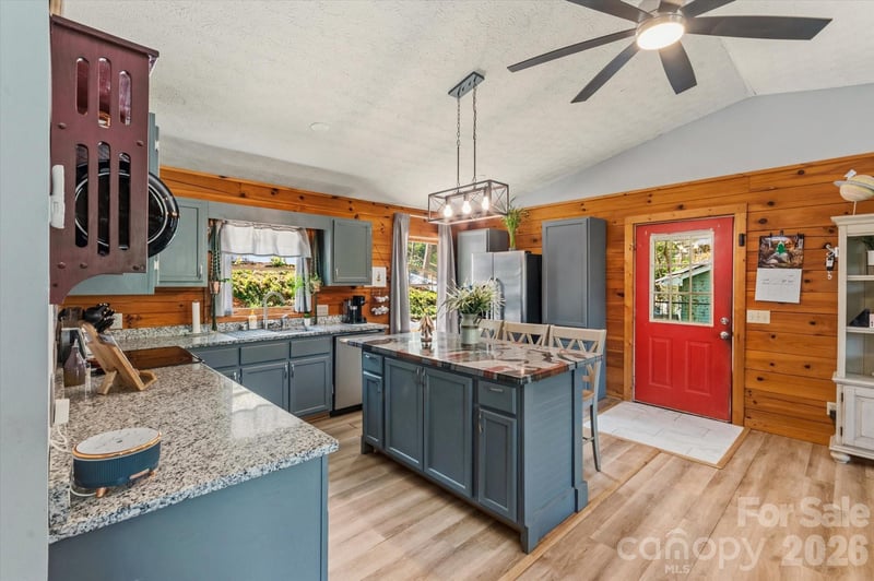 187 Cedarwood Dr, Waynesville, NC 28785