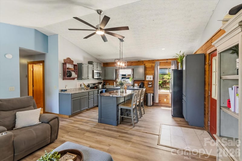 187 Cedarwood Dr, Waynesville, NC 28785