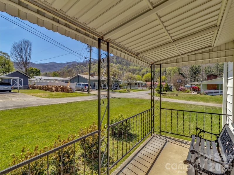68 Skyview Dr, Waynesville, NC 28786