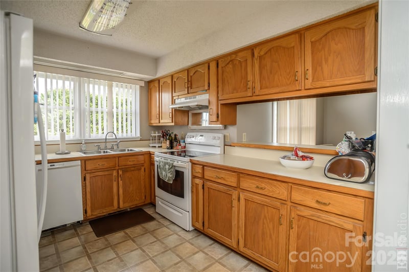 5146 Olde School Dr, Hickory, NC 28602