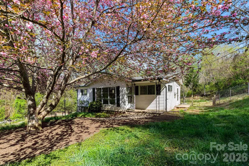 135 Sardis Dr, Asheville, NC 28806