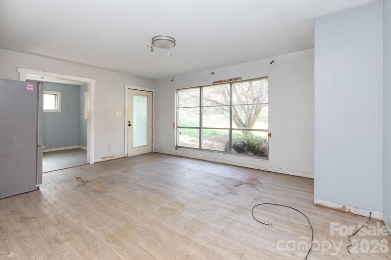 135 Sardis Dr, Asheville, NC 28806