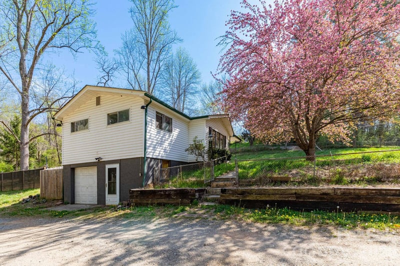 135 Sardis Dr, Asheville, NC 28806