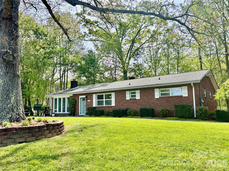 2730 Fourth Street Pl, Hickory, NC 28601