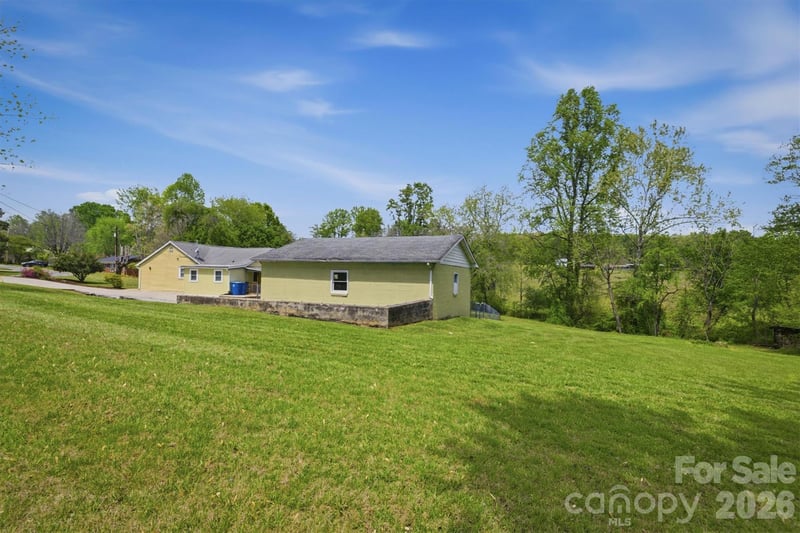 2566 Andrews Cir, Lenoir, NC 28645