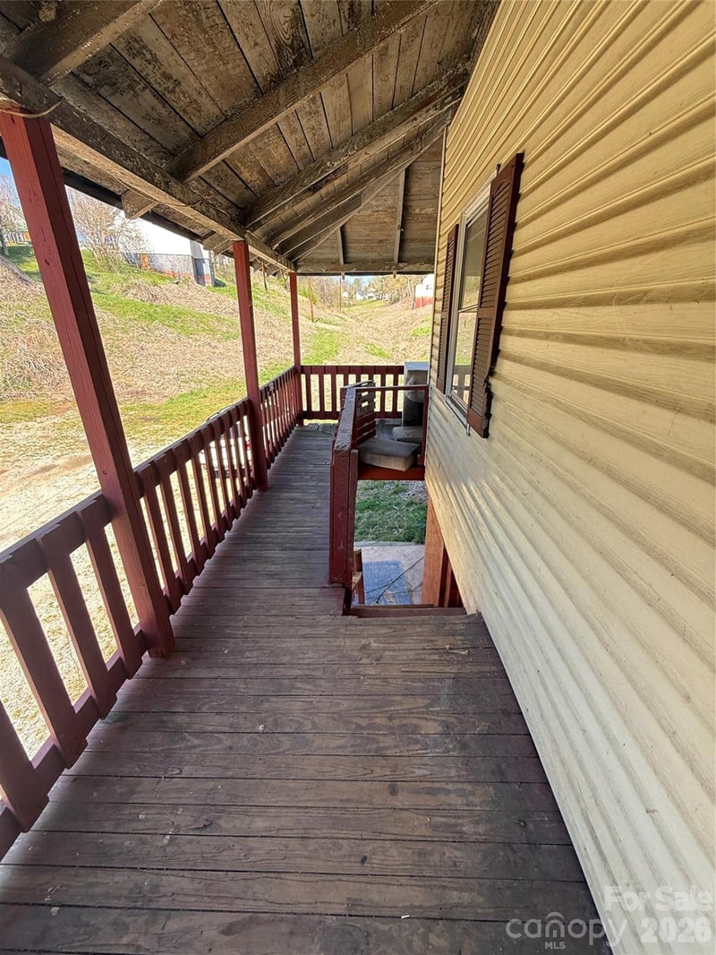 100 Hickory St, Rhodhiss, NC 28667