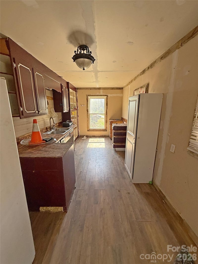 100 Hickory St, Rhodhiss, NC 28667