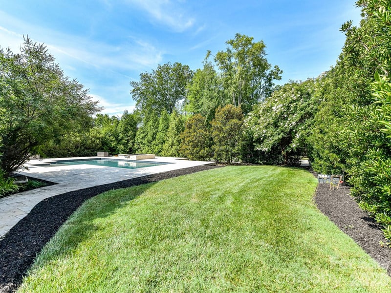 808 Huntington Park Dr, Charlotte, NC 28211