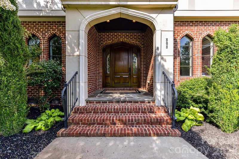 808 Huntington Park Dr, Charlotte, NC 28211