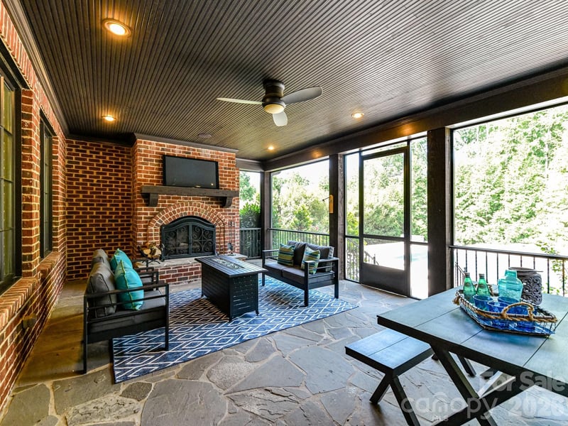 808 Huntington Park Dr, Charlotte, NC 28211