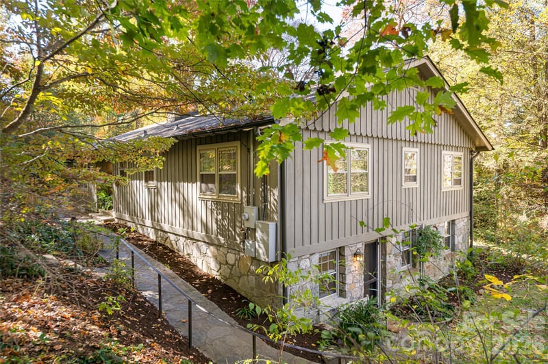 15 Meadow Ln, Fairview, NC 28730