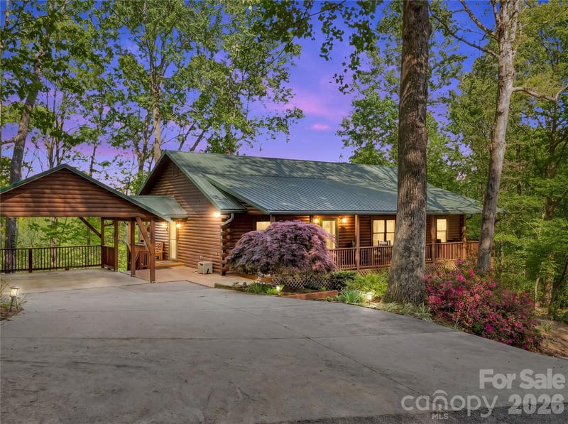 212 Glen Echo Cir, Saluda, NC 28773