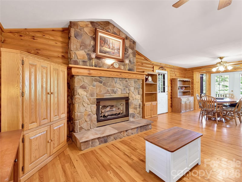 212 Glen Echo Cir, Saluda, NC 28773