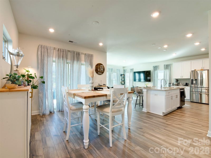 4009 Woodland View Dr, Charlotte, NC 28215