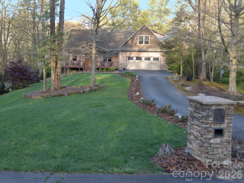 95 Creeks Edge Dr, Hendersonville, NC 28739