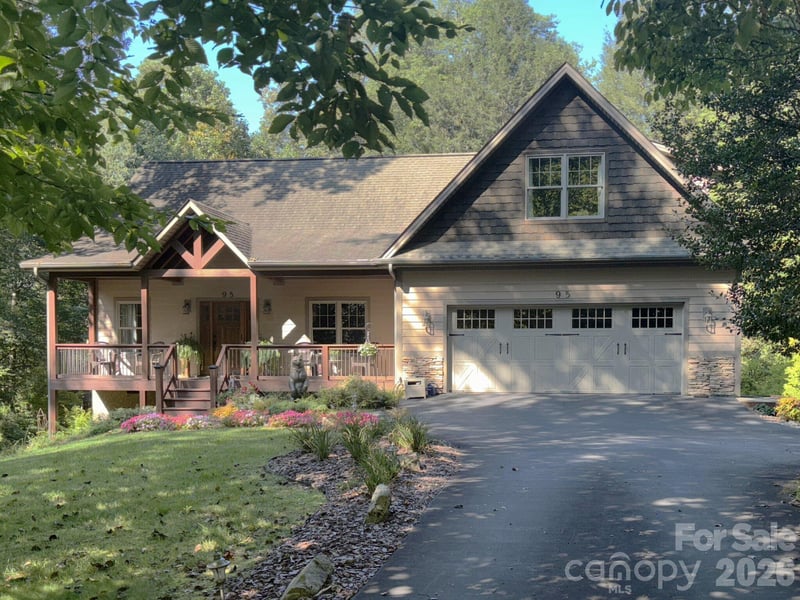 95 Creeks Edge Dr, Hendersonville, NC 28739