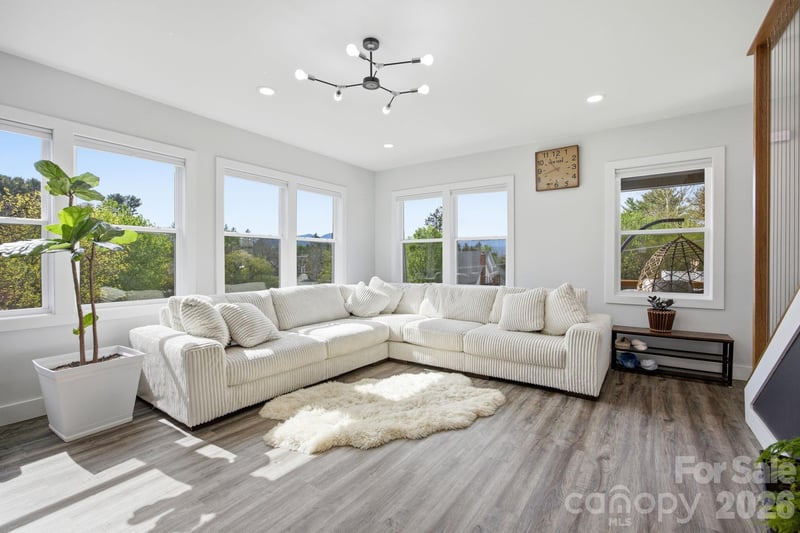 30 First St, Canton, NC 28716