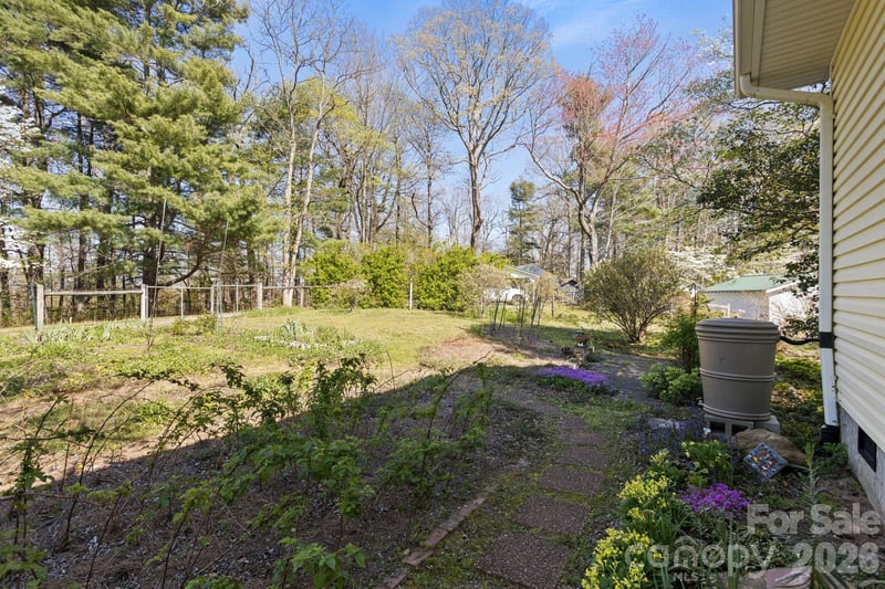 367 Crescent St, Saluda, NC 28773