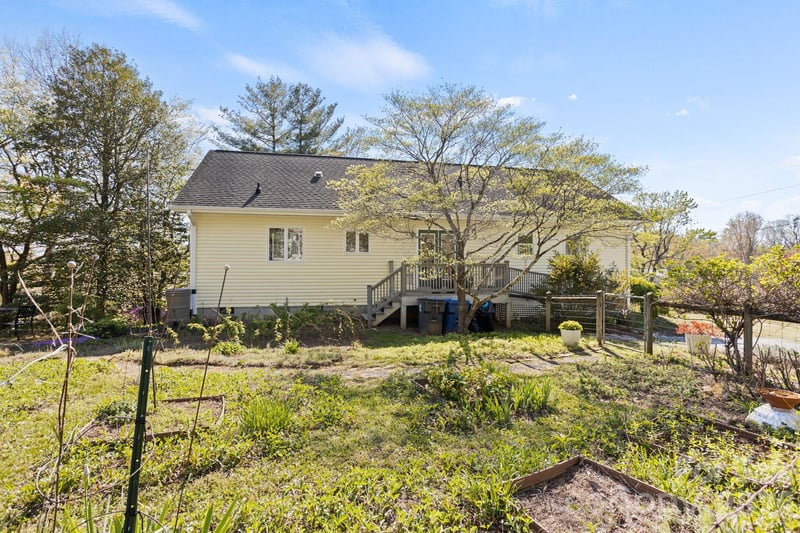 367 Crescent St, Saluda, NC 28773
