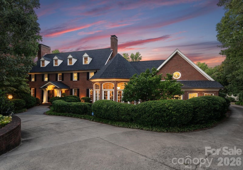 240 21st Avenue Dr, Hickory, NC 28601