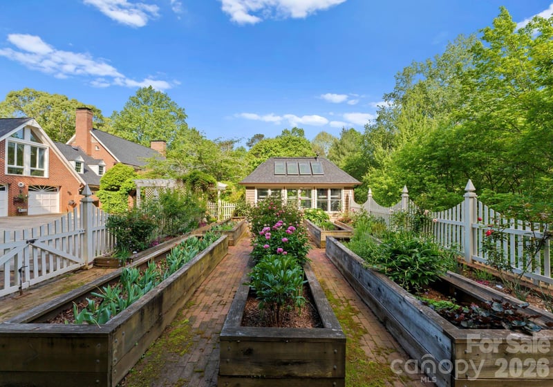 240 21st Avenue Dr, Hickory, NC 28601