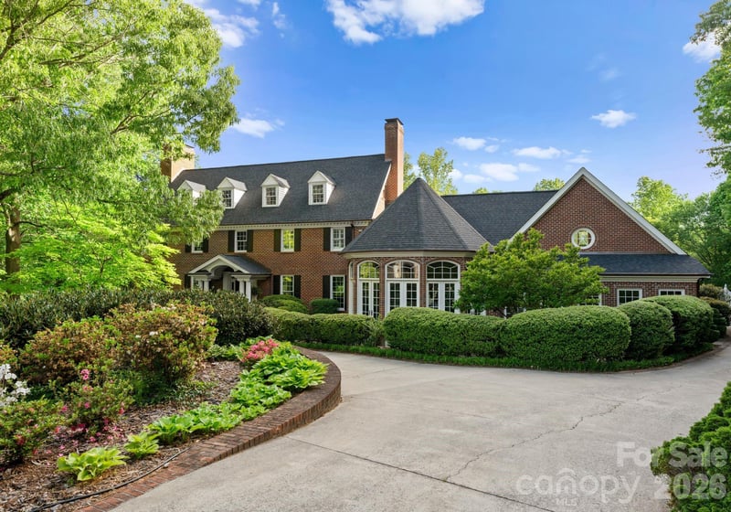 240 21st Avenue Dr, Hickory, NC 28601