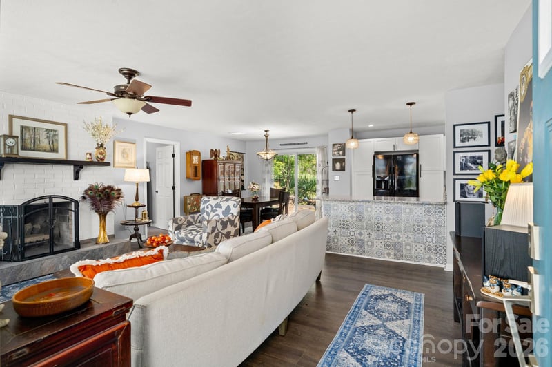 4 Austin Dr, Asheville, NC 28805