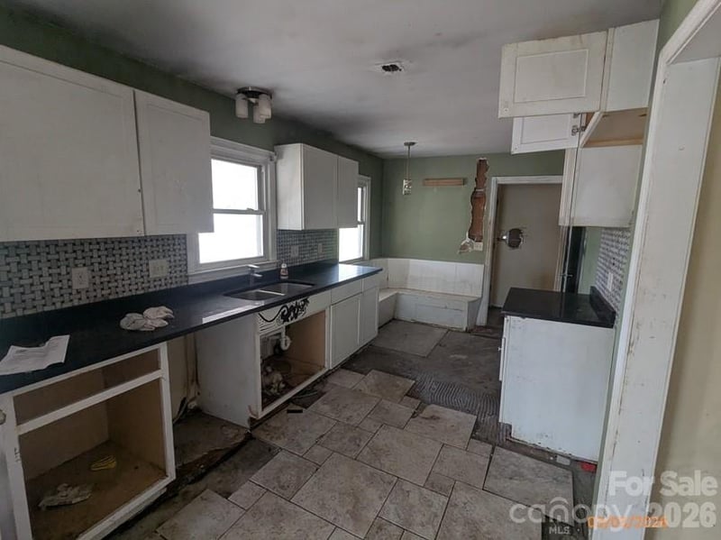 379 Oakview Park Rd, Asheville, NC 28803