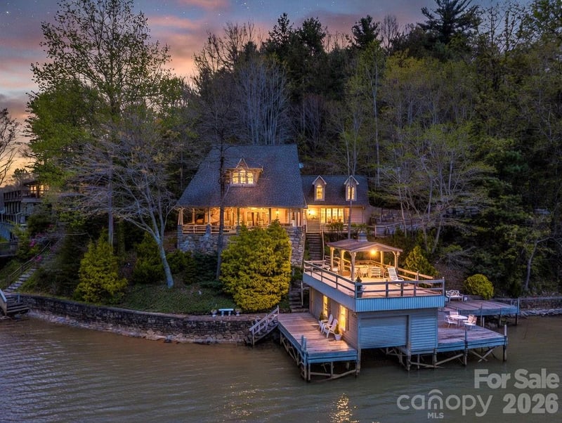 206 Lakeridge Rd, Lake Lure, NC 28746