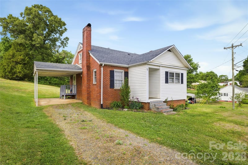 1348 Hibriten Dr, Lenoir, NC 28645