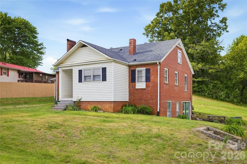 1348 Hibriten Dr, Lenoir, NC 28645