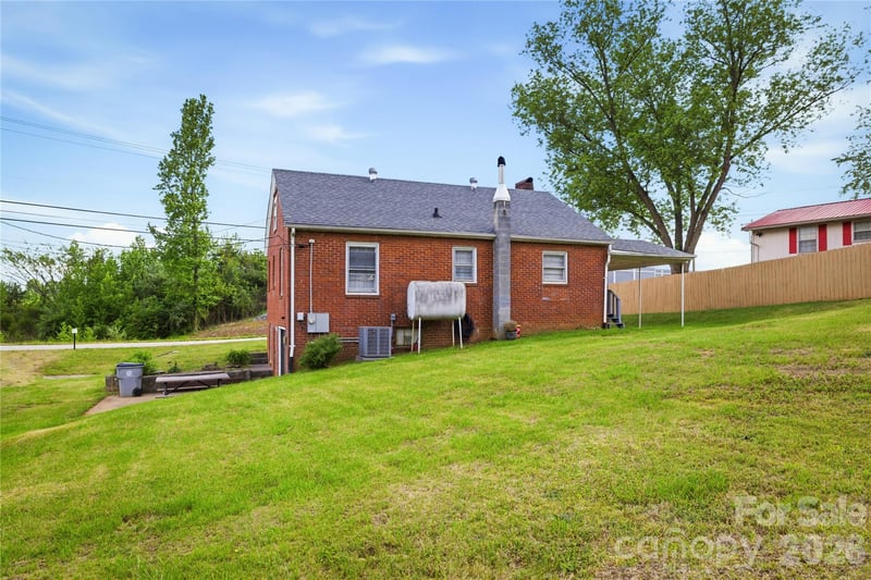 1348 Hibriten Dr, Lenoir, NC 28645