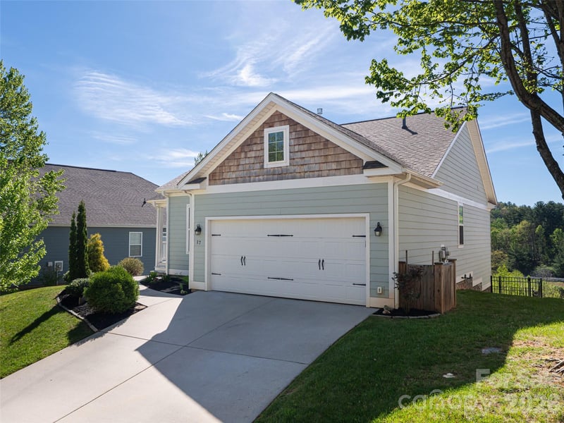 17 Dreambird Dr, Leicester, NC 28748
